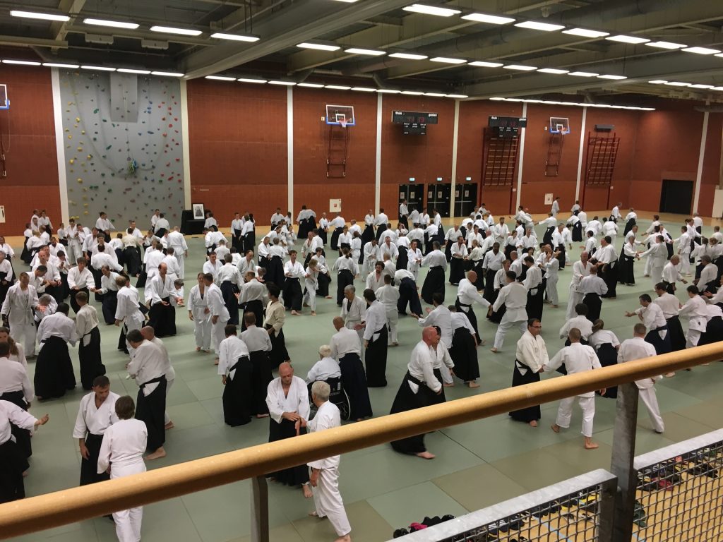 Image from a seminar in Almere, Netherlands. A large number of aikidoka training and being kept busy during the session time.