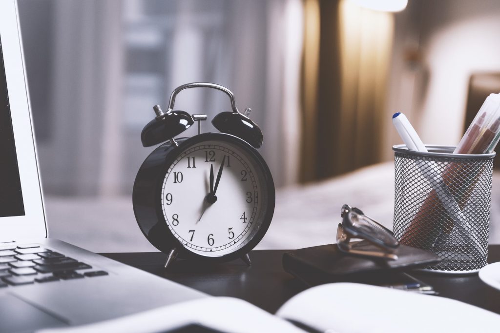 Image of a traditional analogue alarm clock indicating the importance of running a session to time